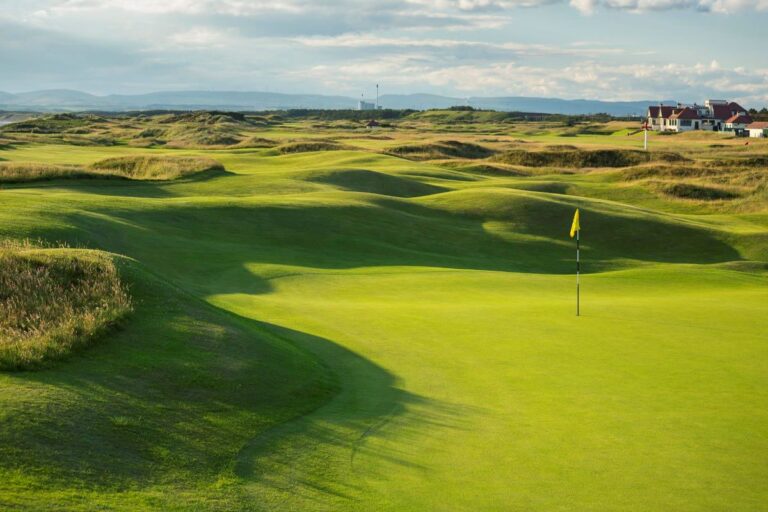 Western Gailes with clubhouse view